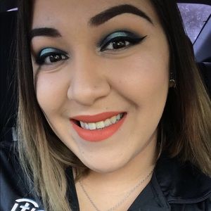 Meet your Posher, Alexia